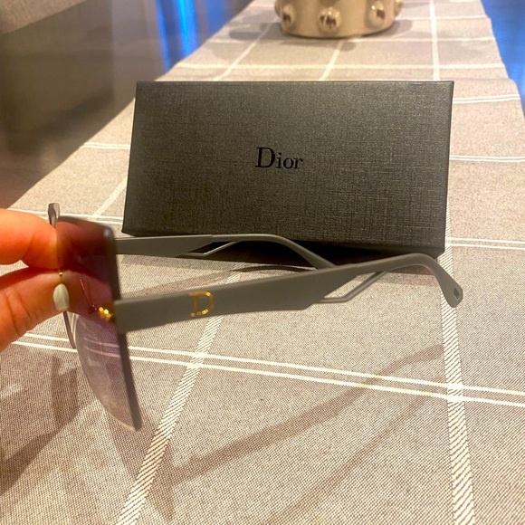 Rimless sunglasses in a purplish ombré finish, charcoal frame. Dior - Picture 2 of 3